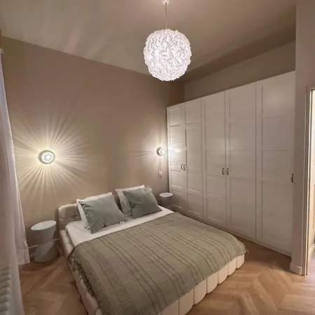 Le Petit Palace Apartment *